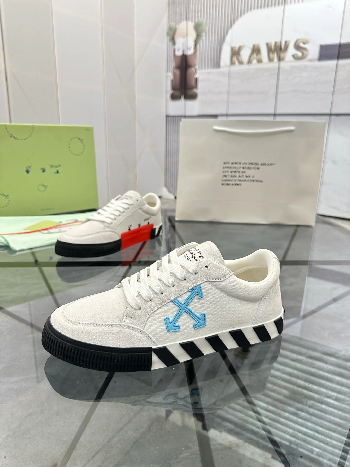 Selling men's shoes 💰: 💰P440¥ Product trademark: OFF WHITE * "OFF WHITE*" low-top casual shoes Regular size: 35-45 (can be customized to 46) Couple style Product materials: imported nubuck leather upper spliced ​​with original fabric, breathable lining, original outsole. No.: H203